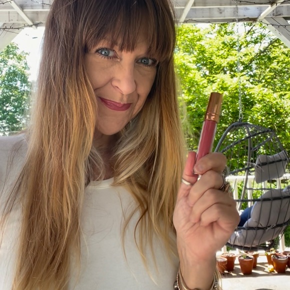 Lip Gloss from the NUDES Collection - Picture 4 of 7